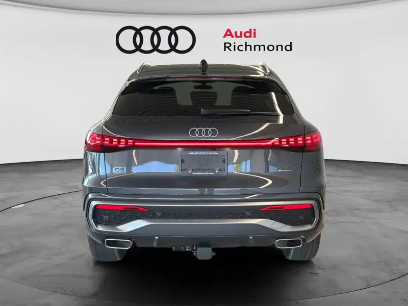 2026 Audi Q5 Progressiv, šedá, 90 km, dovoz Kanada — foto 6 z 12