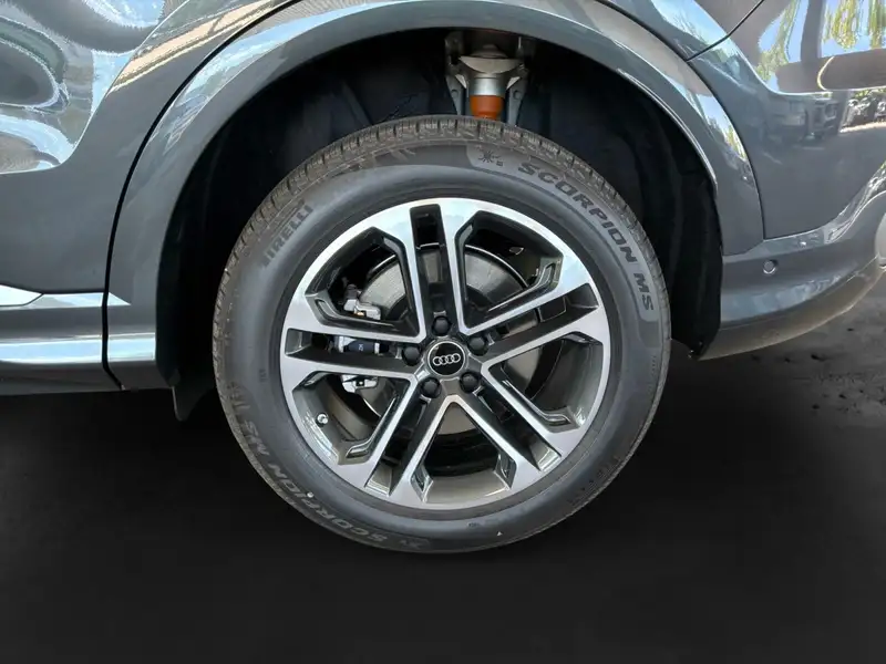 2026 Audi Q5 Progressiv, šedá, 90 km, dovoz Kanada — foto 9 z 12