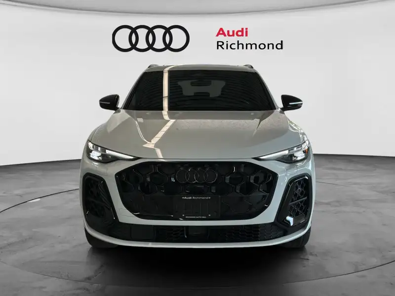 2026 Audi Q5 Progressiv, bílá, 3 488 km, dovoz Kanada — foto 2 z 12
