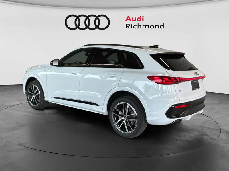 2026 Audi Q5 Progressiv, bílá, 3 488 km, dovoz Kanada — foto 7 z 12