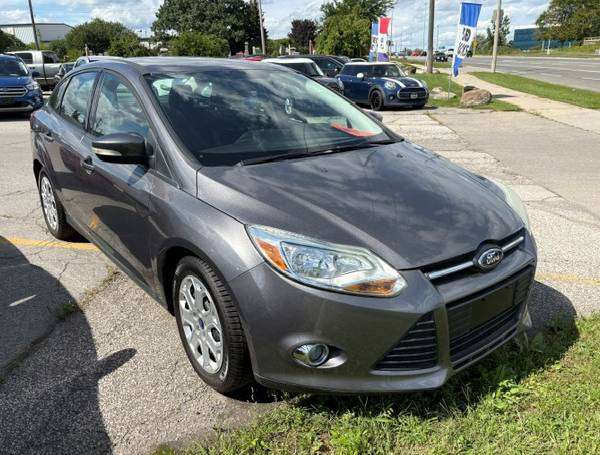 2012 Ford Focus SE, šedá, 12 000 km, dovoz Kanada — foto 2 z 5