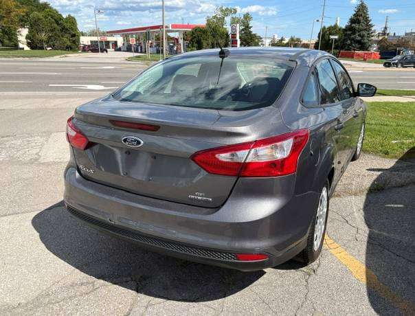 2012 Ford Focus SE, šedá, 12 000 km, dovoz Kanada — foto 4 z 5
