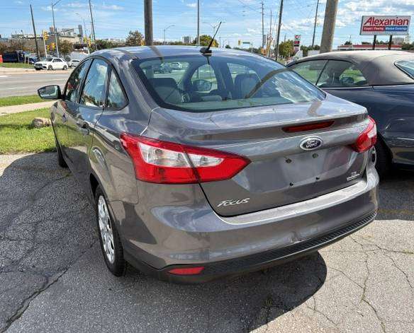 2012 Ford Focus SE, šedá, 12 000 km, dovoz Kanada — foto 5 z 5