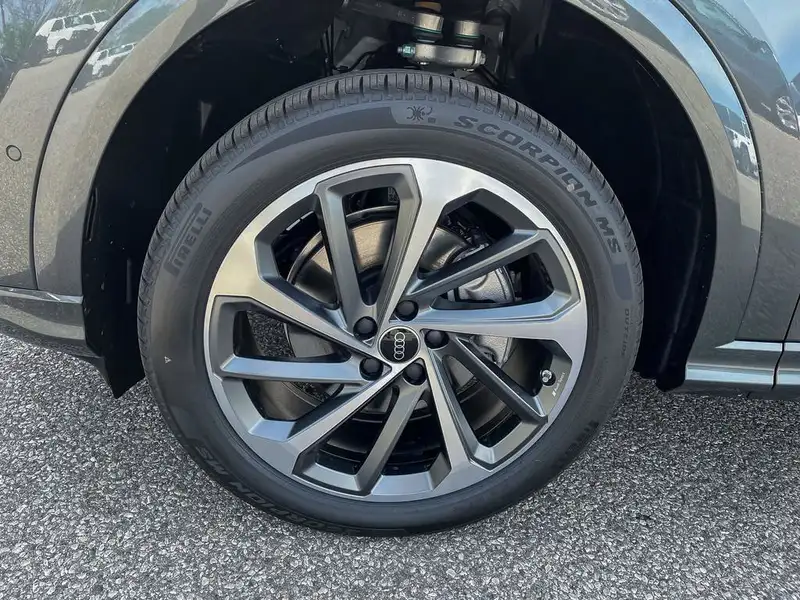 2026 Audi Q5 Progressiv, šedá, 2 000 km, dovoz Kanada — foto 10 z 12