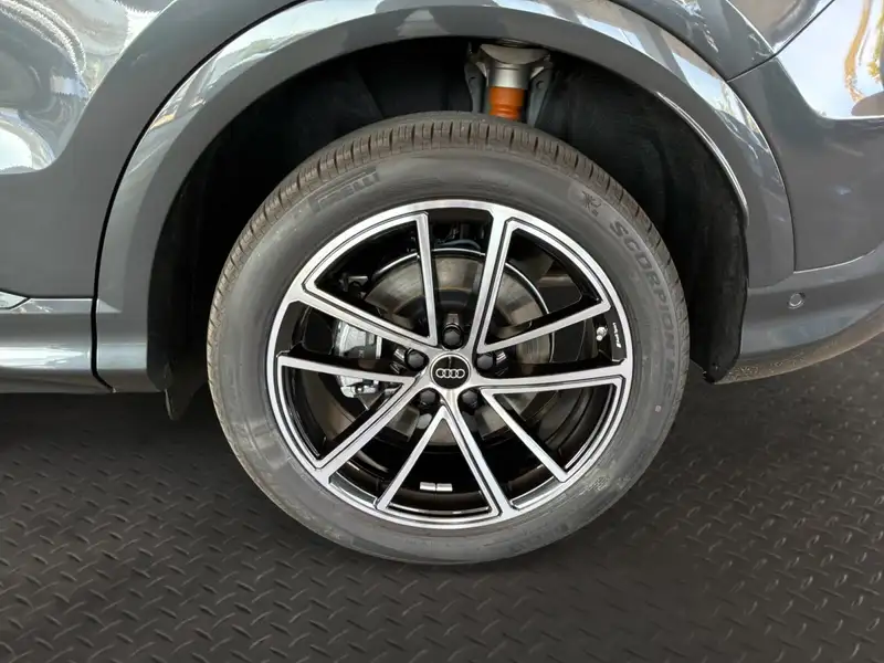 2026 Audi Q5 Technik, šedá, 90 km, dovoz Kanada — foto 9 z 12