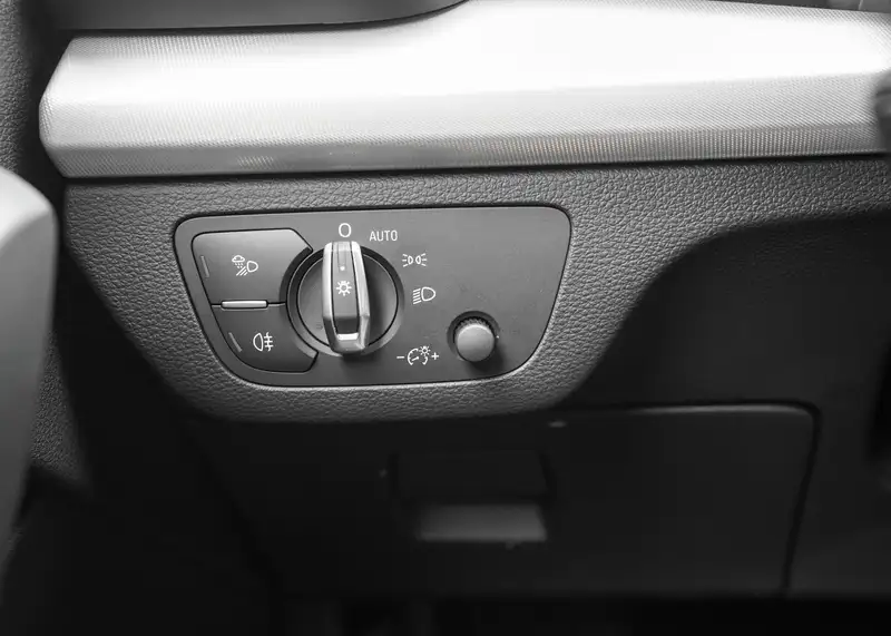 2018 Audi Q5 Progressiv, bílá, 84 540 km, dovoz Kanada — foto 12 z 12