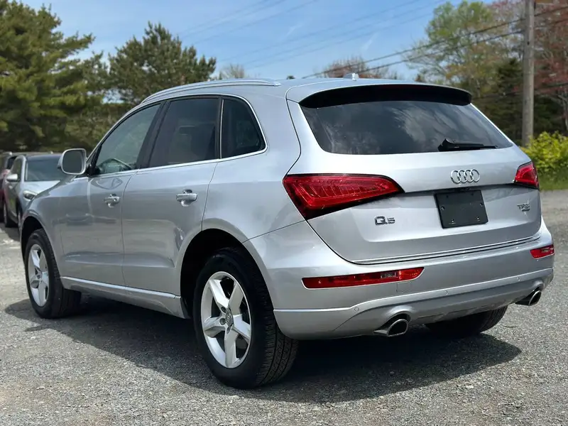 2015 Audi Q5 Progressiv, stříbrná, 141 000 km, dovoz Kanada — foto 8 z 12