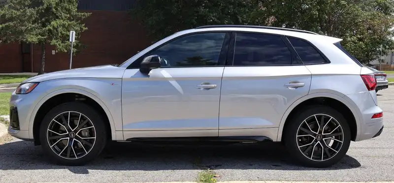 2023 Audi Q5 Progressiv, stříbrná, 57 096 km, dovoz Kanada — foto 2 z 10