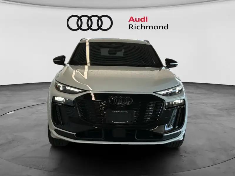 2027 Audi Q6 e-tron Progressiv, bílá, 90 km, dovoz Kanada — foto 2 z 12