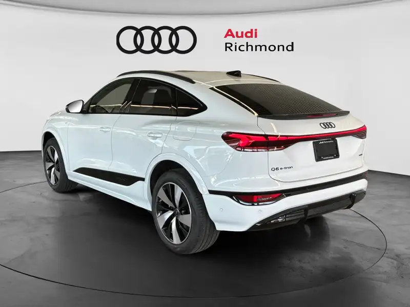 2027 Audi Q6 e-tron Progressiv, bílá, 90 km, dovoz Kanada — foto 7 z 12