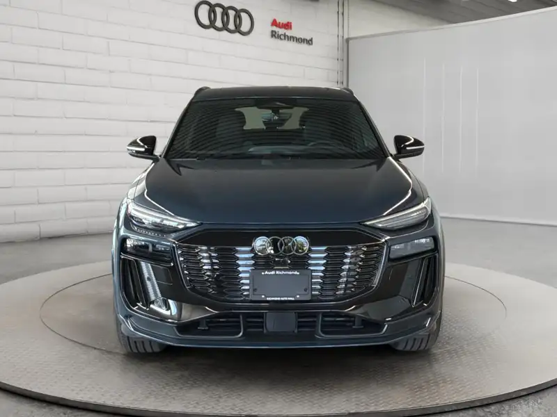 2027 Audi Q6 e-tron Progressiv, modrá, 90 km, dovoz Kanada — foto 2 z 12