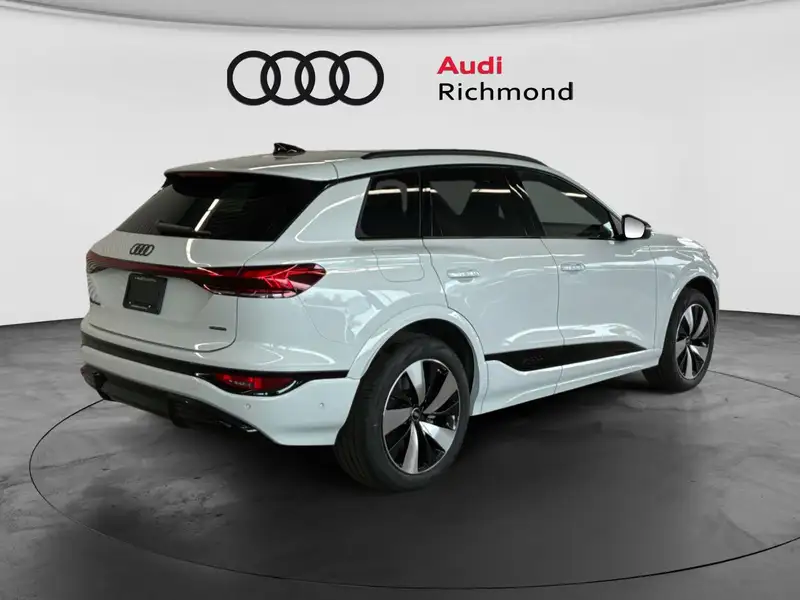2027 Audi Q6 e-tron Progressiv, bílá, 90 km, dovoz Kanada — foto 5 z 12