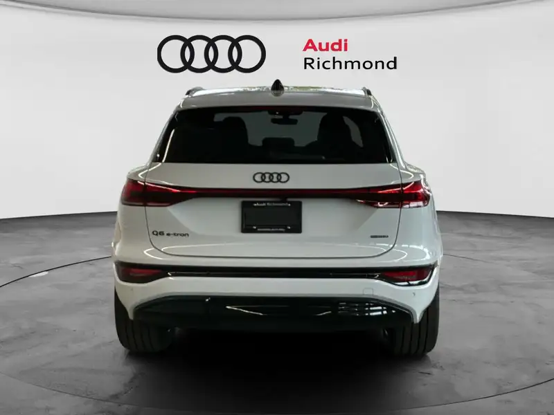 2027 Audi Q6 e-tron Progressiv, bílá, 90 km, dovoz Kanada — foto 6 z 12