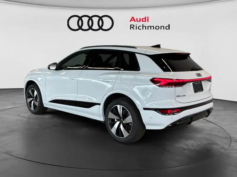 2027 Audi Q6 e-tron Progressiv, bílá, 90 km, dovoz Kanada — foto 7 z 12