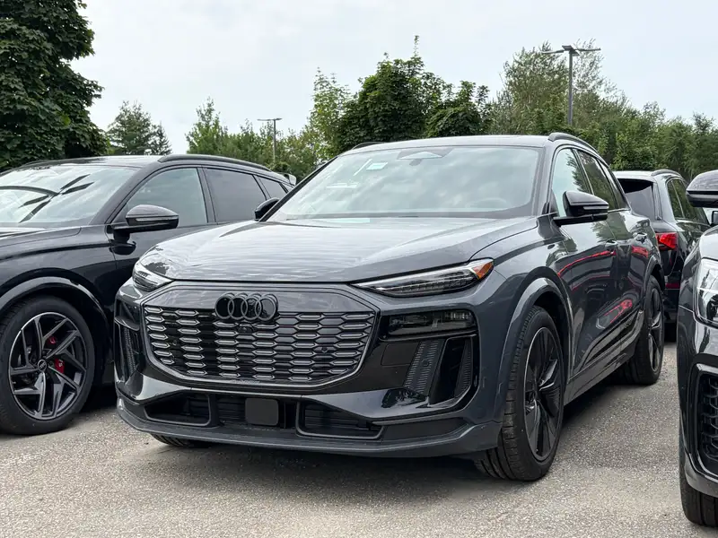 2027 Audi Q6 e-tron, šedá, 10 km, dovoz Kanada — foto 1
