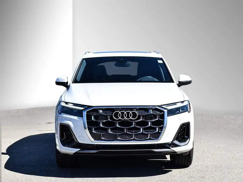 2026 Audi Q7 Progressiv, bílá, 13 511 km, dovoz Kanada — foto 2 z 12