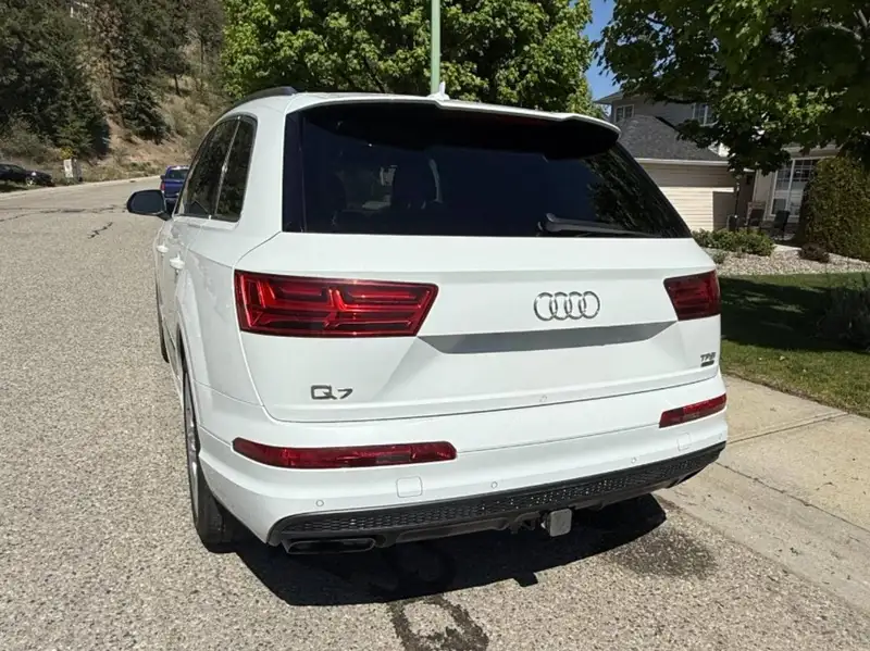 2017 Audi Q7 Progressiv, bílá, 186 000 km, dovoz Kanada — foto 9 z 12