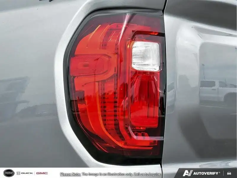 2026 GMC Canyon Elevation, stříbrná, 8 km, dovoz Kanada — foto 10 z 12