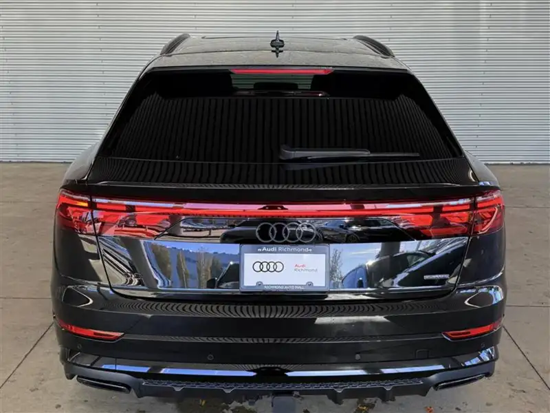 2026 Audi Q8 55Technik, černá, 90 km, dovoz Kanada — foto 6 z 12