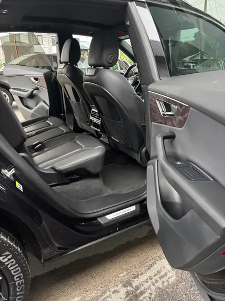 2019 Audi Q8 Progressiv, černá, 156 000 km, dovoz Kanada — foto 9 z 12