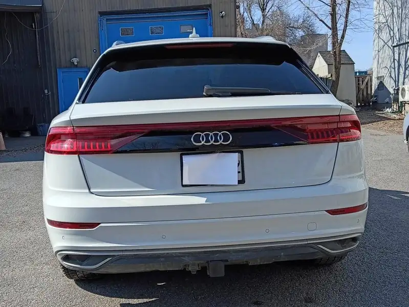 2019 Audi Q8 Progressiv, bílá, 126 000 km, dovoz Kanada — foto 8 z 9
