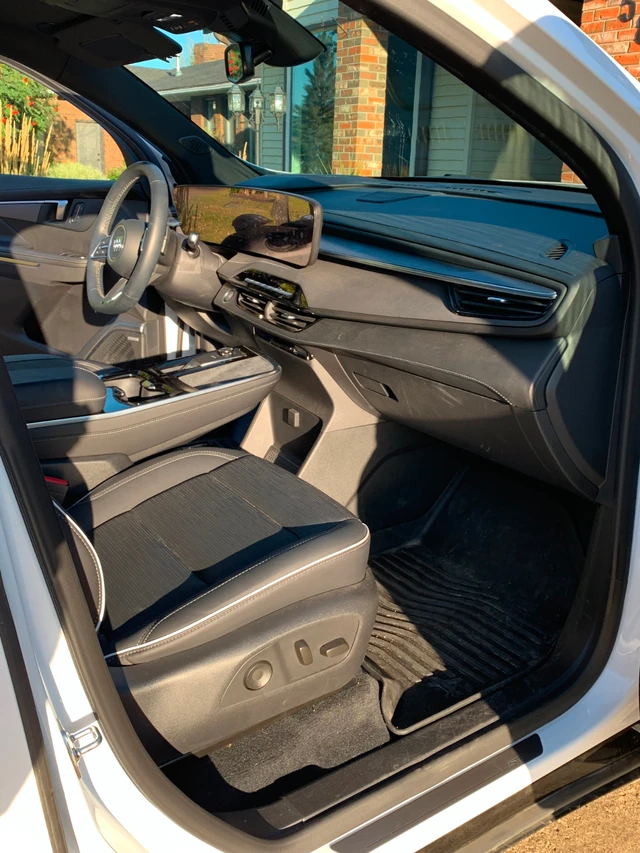 2025 Buick Enclave, bílá, 11 210 km, dovoz Kanada — foto 2 z 5