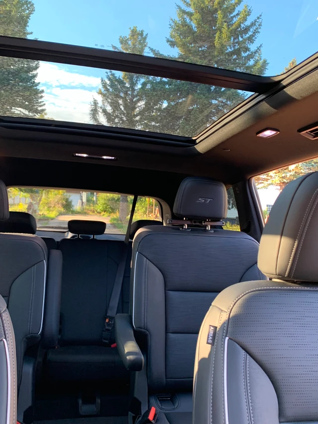 2025 Buick Enclave, bílá, 11 210 km, dovoz Kanada — foto 3 z 5