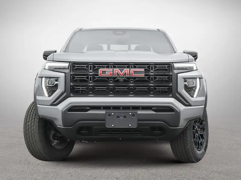 2026 GMC Canyon ELEVATION, stříbrná, 250 km, dovoz Kanada — foto 2 z 10