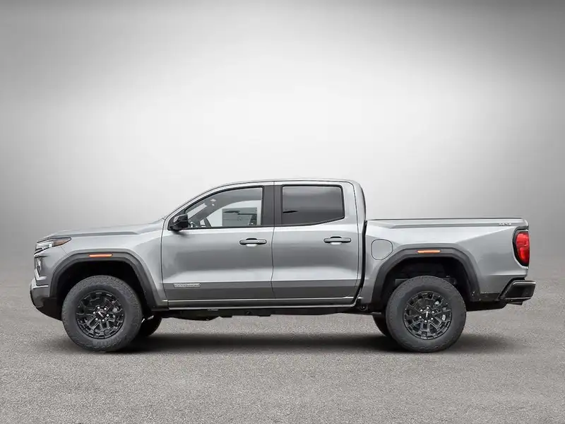 2026 GMC Canyon ELEVATION, stříbrná, 250 km, dovoz Kanada — foto 3 z 10