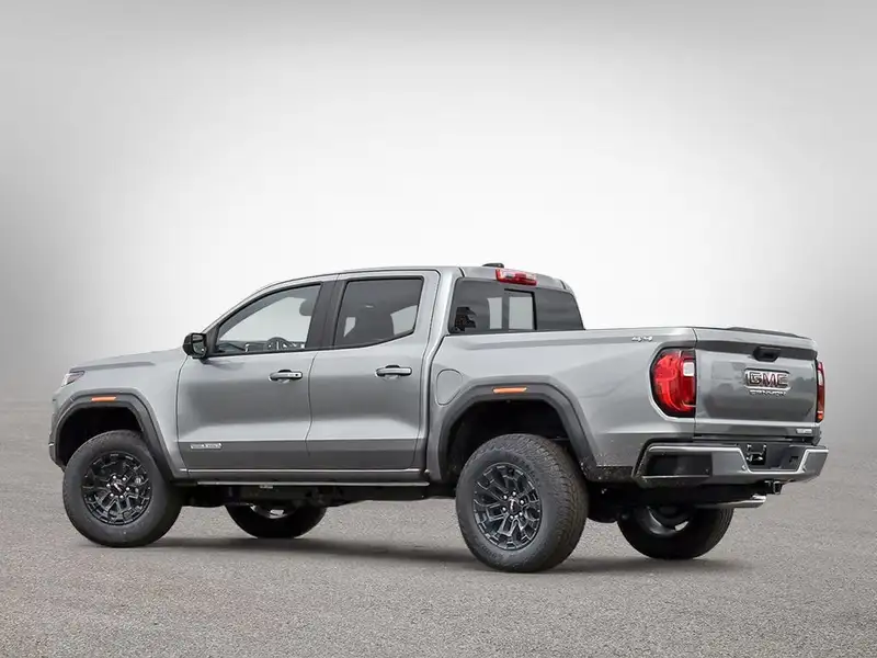 2026 GMC Canyon ELEVATION, stříbrná, 250 km, dovoz Kanada — foto 4 z 10