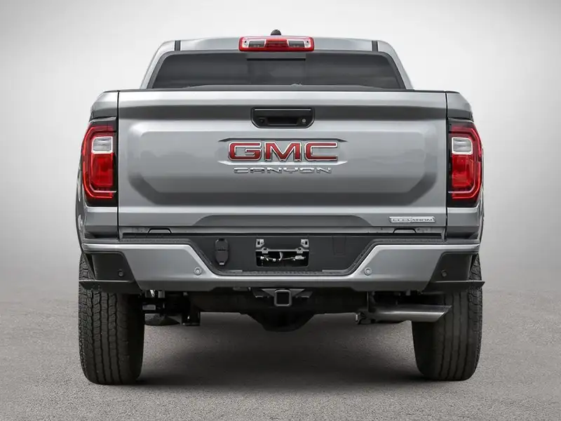 2026 GMC Canyon ELEVATION, stříbrná, 250 km, dovoz Kanada — foto 5 z 10