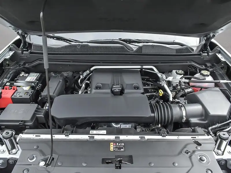 2026 GMC Canyon ELEVATION, stříbrná, 250 km, dovoz Kanada — foto 6 z 10