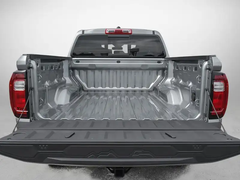 2026 GMC Canyon ELEVATION, stříbrná, 250 km, dovoz Kanada — foto 7 z 10