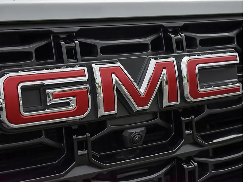 2026 GMC Canyon ELEVATION, stříbrná, 250 km, dovoz Kanada — foto 9 z 10