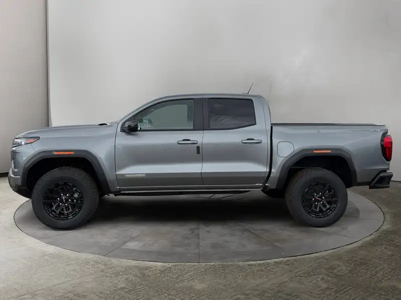 2026 GMC Canyon Elevation, šedá, 10 km, dovoz Kanada — foto 2 z 12