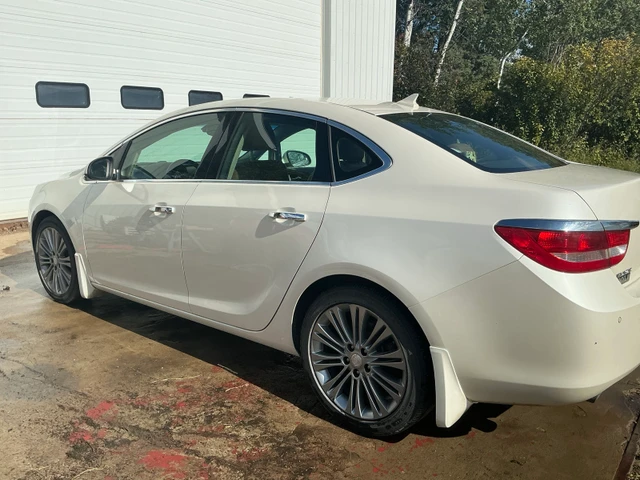 2012 Buick Verano, 121 000 km, dovoz Kanada — foto 2 z 4