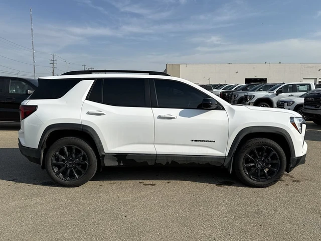 2026 GMC Terrain Elevation, bílá, 27 500 km, dovoz Kanada — foto 10 z 15