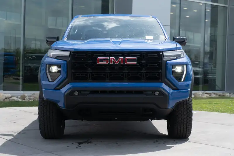 2026 GMC Canyon Elevation, modrá, 12 km, dovoz Kanada — foto 2 z 12