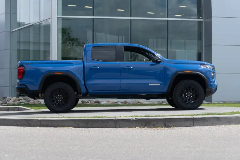 2026 GMC Canyon Elevation, modrá, 12 km, dovoz Kanada — foto 3 z 12