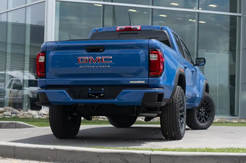 2026 GMC Canyon Elevation, modrá, 12 km, dovoz Kanada — foto 4 z 12