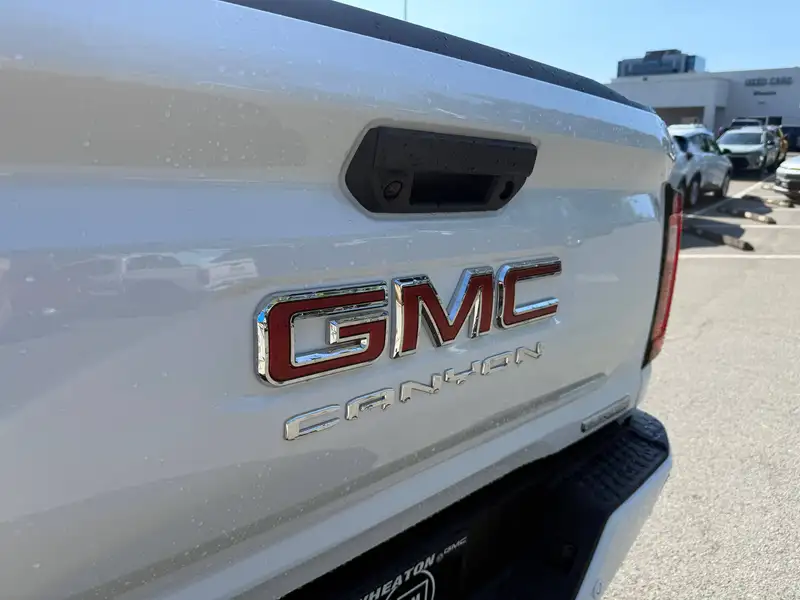 2026 GMC Canyon Elevation, bílá, 1 km, dovoz Kanada — foto 10 z 12