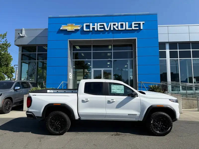 2026 GMC Canyon Elevation, bílá, 1 km, dovoz Kanada — foto 3 z 12