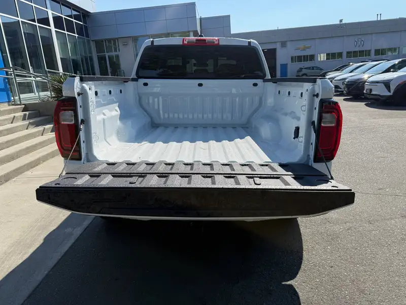 2026 GMC Canyon Elevation, bílá, 1 km, dovoz Kanada — foto 6 z 12