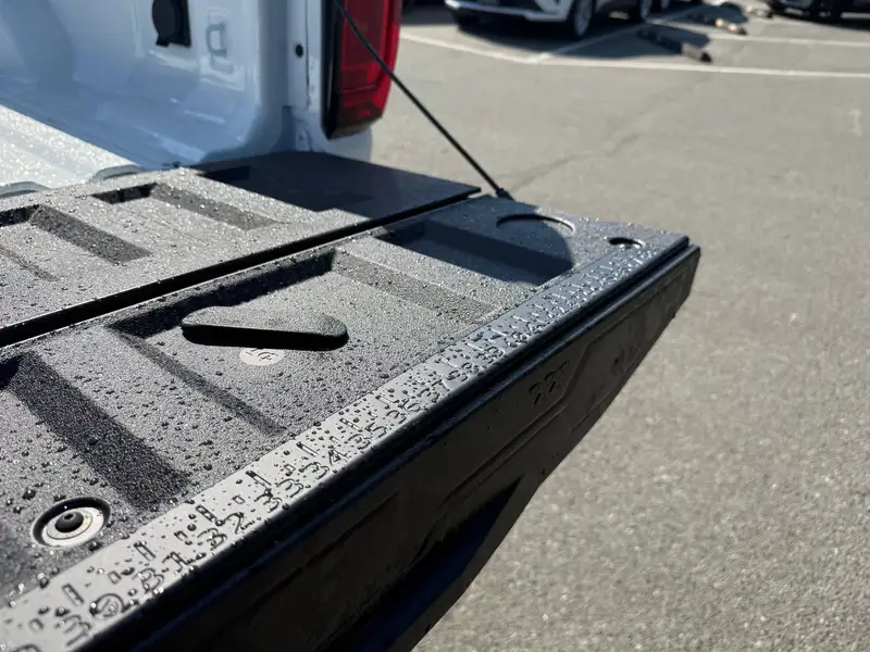 2026 GMC Canyon Elevation, bílá, 1 km, dovoz Kanada — foto 7 z 12