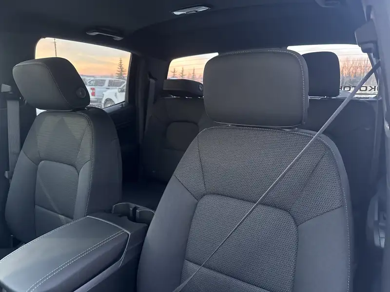 2026 GMC Canyon Elevation, hnědá, 9 km, dovoz Kanada — foto 10 z 12
