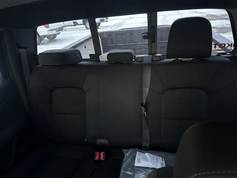 2026 GMC Canyon Elevation, hnědá, 9 km, dovoz Kanada — foto 11 z 12