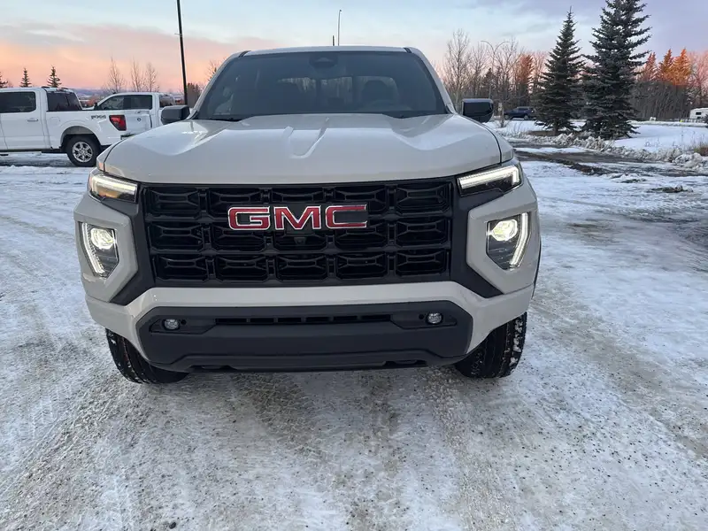 2026 GMC Canyon Elevation, hnědá, 9 km, dovoz Kanada — foto 2 z 12