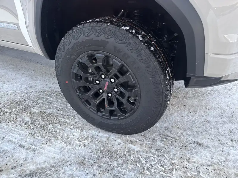 2026 GMC Canyon Elevation, hnědá, 9 km, dovoz Kanada — foto 4 z 12