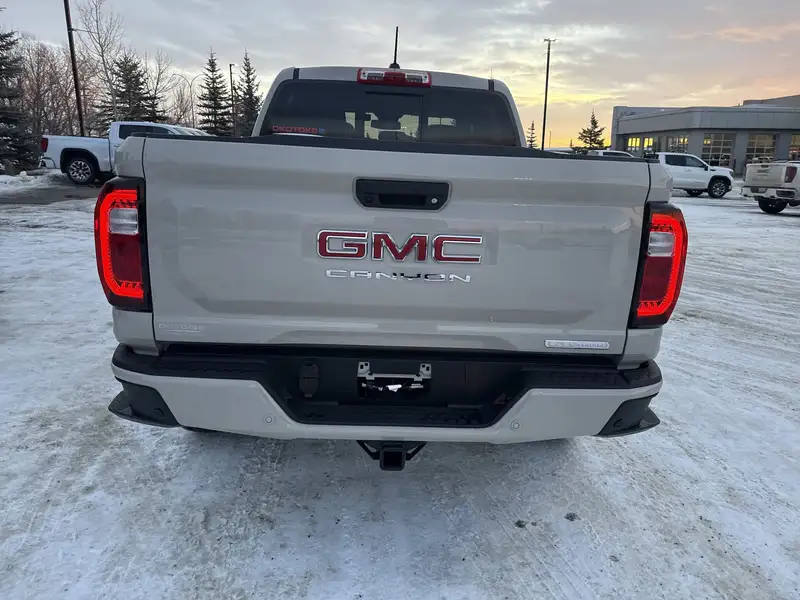 2026 GMC Canyon Elevation, hnědá, 9 km, dovoz Kanada — foto 6 z 12