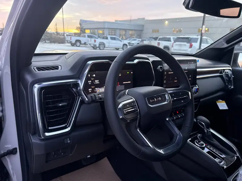 2026 GMC Canyon Elevation, hnědá, 9 km, dovoz Kanada — foto 9 z 12